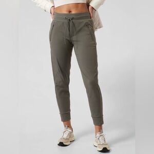 🤎 Athleta Trekkie North Jogger 4 Pockets Cropped Pull On Mtn Olive Pants Size 2